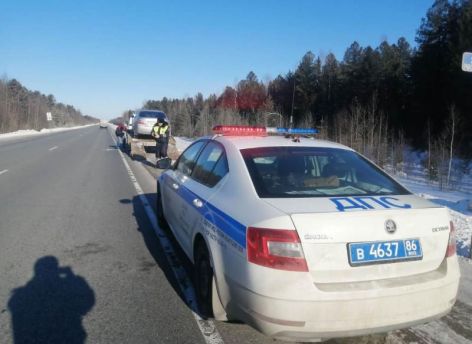 Югорские полицейские спасли женщину, у которой во время поездки заглох автомобиль