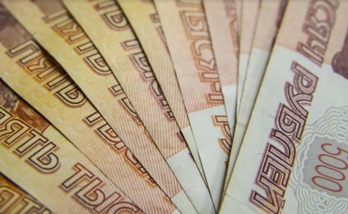 «Известия»: россияне попытались незаконно вывезти из страны за месяц более 100 млн рублей