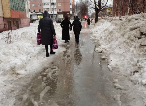 ​Весна приходит, но городская действительность удручает – на улице или каток, или грязь