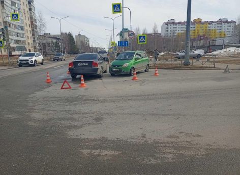 В Мегионе водитель Shevrolet Spark столкнулась с Volvo – пострадал ребенок