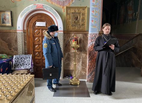 Сотрудники МЧС проверили храмы Югры перед Пасхой