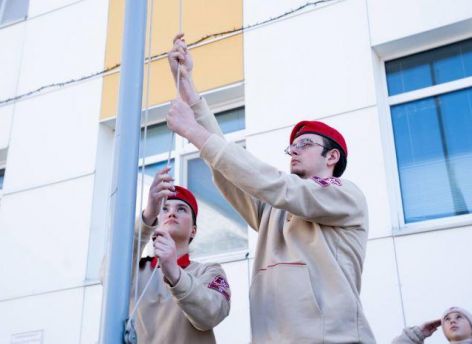 Право поднимать российский флаг в югорских школах получат не все
