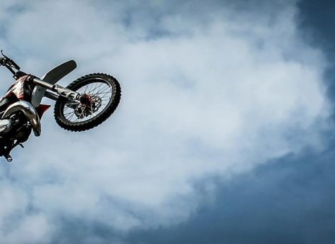 Сбил с мотоцикла и «прокатил» на капоте: в Сургуте произошло ДТП