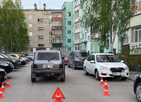 В Сургуте ВАЗ сбил детей во дворе дома