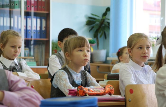​В России обсуждают, как ритуал поднятия флага в школах сделать настоящим актом патриотизма, а не формальностью