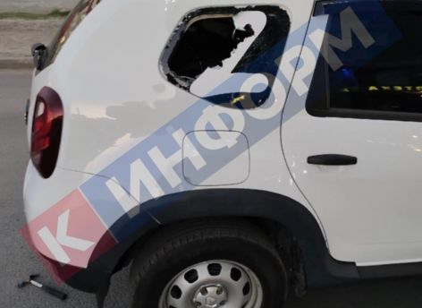 Автомобиль со знаком Z остался без стекла в Сургуте
