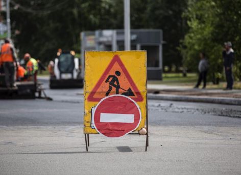 В Сургуте сорвался контракт на строительство тротуара около Ауры