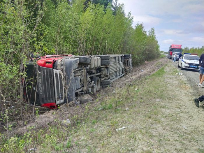 Пьяный водитель большегруза улетел в кювет в Сургутском районе