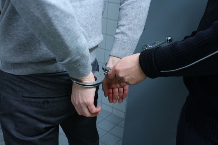 Полицейские Сургута поймали подозреваемого в убийстве мужчины, труп которого нашли рядом с остановкой