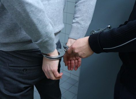 Полицейские Сургута поймали подозреваемого в убийстве мужчины, труп которого нашли рядом с остановкой
