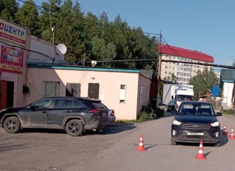 В Мегионе сбили трехлетнего мальчика, который выбежал на дорогу из магазина