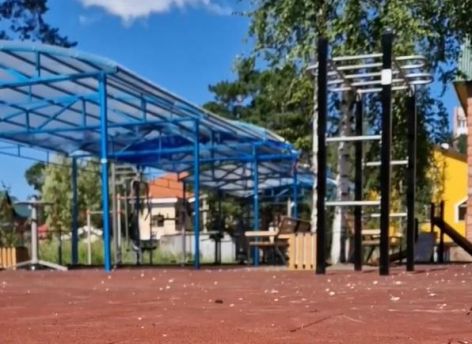 В Сургуте появилась новая спортплощадка, где можно поиграть в баскетбол и волейбол
