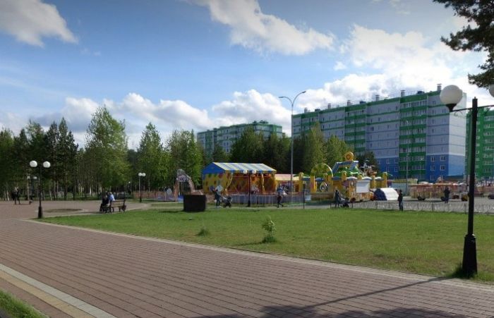 В Нягани спасли застрявшую в скамейке девочку