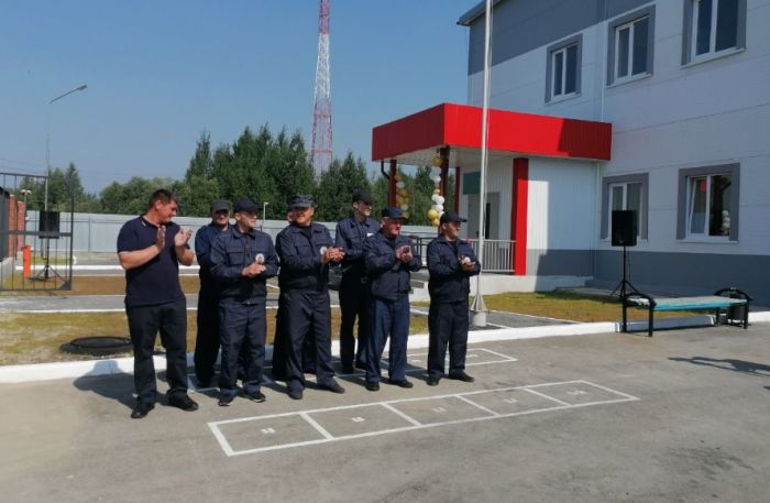 ​Для югорских пожарных построили депо со спортивным залом