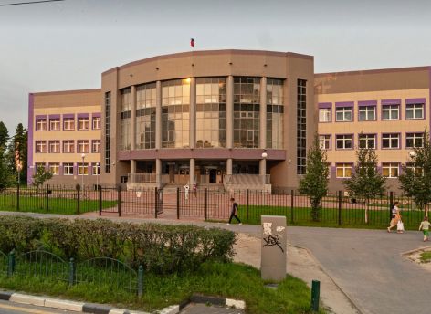 Одну из сургутских школ исследуют эксперты из-за трещин в стене