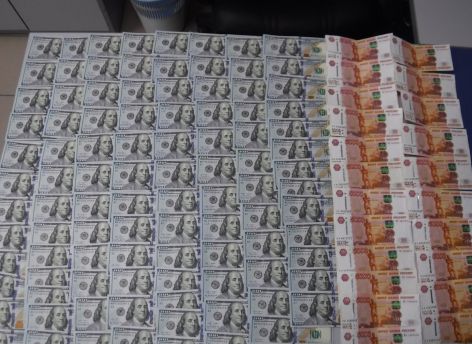 В ХМАО задержали пассажиров с иностранной валютой
