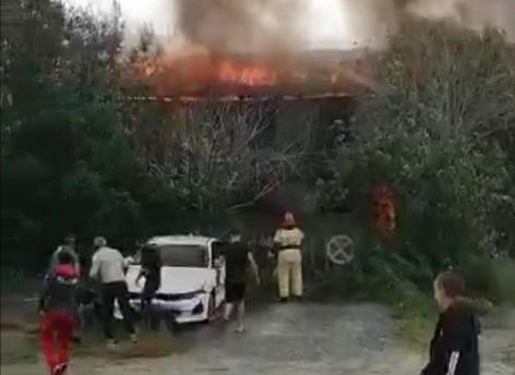 Горящий под Сургутом дом тушили 36 огнеборцев