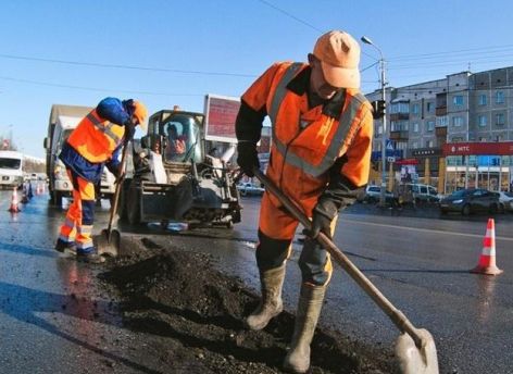 Дорога у поликлиники «Нефтяник» в Сургуте перекрыта: идет ремонт