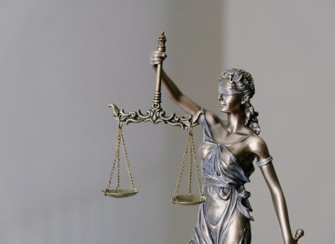 В Югре директор фирмы более года не выплачивал зарплату сотрудникам