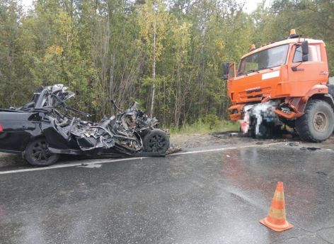 В Урае водитель «Лады» влетел в грузовик и погиб на месте аварии