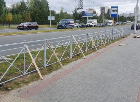 Сургут продолжает обновлять заборы и подсчитывать экономию от этого решения