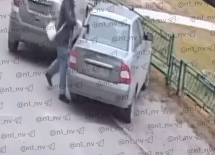 ​Вартовчанка порубила автомобиль топором