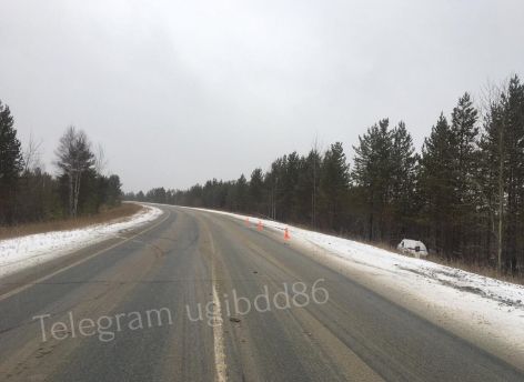 На югорской трассе перевернулся «летний» автомобиль - пострадали два человека