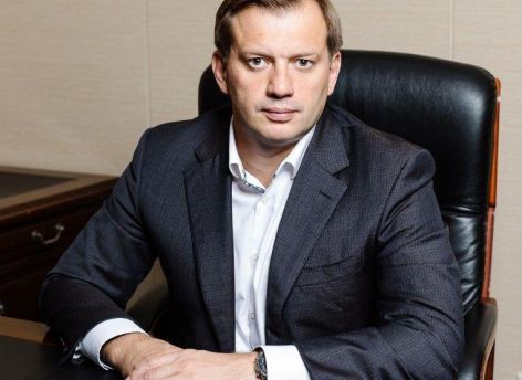 Управляющий Югорским отделением Сбербанка Александр Солоп поздравляет коллектив Сургутской окружной клинической больницы