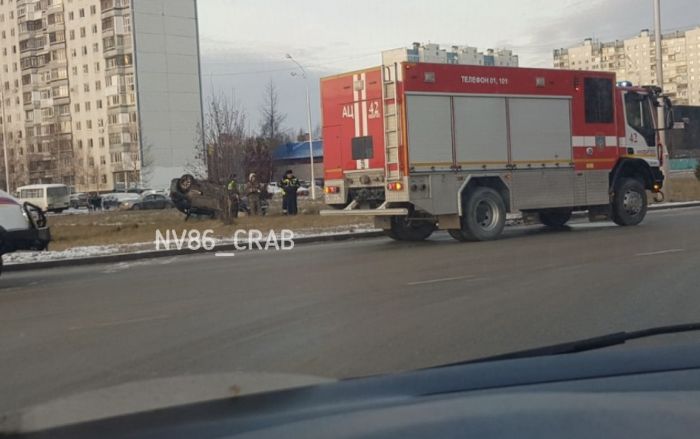 В Нижневартовске перевернулась легковушка