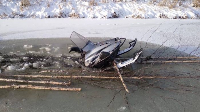 В Югре спасли водителя снегохода, провалившегося под лед