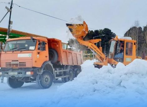 На улицы Сургута для борьбы со снегом вывели 182 единицы техники