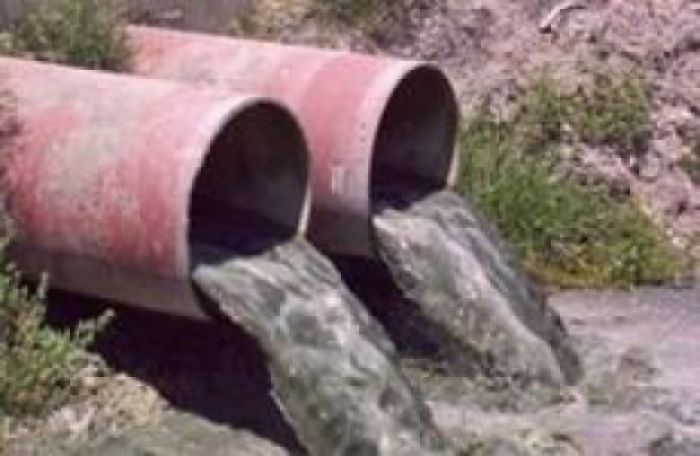 ​В Югре коммунальщики сливали сточные воды в реку