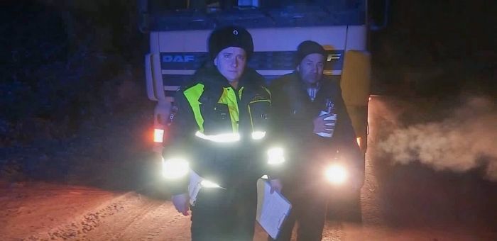 Напоили чаем и заменили насос: замерзающему дальнобойщику помогли полицейские Югорска