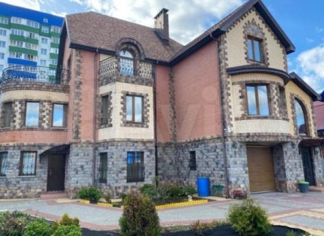 В Сургуте за 42 млн рублей продают коттедж, где можно поиграть в бильярд и понырять