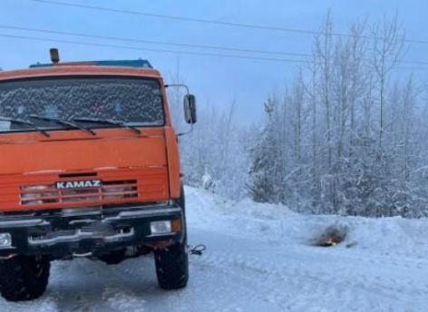 На трассе в Югре едва не замерз водитель грузовика