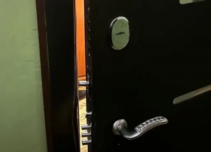 В Нягани спасатели помогли женщине с ребенком, которых насильно удерживали в квартире