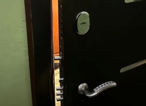 В Нягани спасатели помогли женщине с ребенком, которых насильно удерживали в квартире