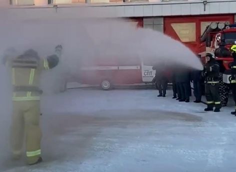 Югорских пожарных облили из брандспойтов перед уходом на пенсию