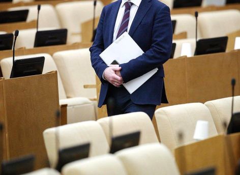 В Госдуме предложили чипировать отдыхающих за границей чиновников