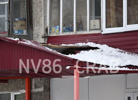 Огромная глыба льда почти насквозь пробила козырек детской поликлиники в Нижневартовске