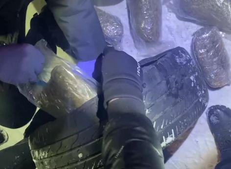 В ХМАО обнаружили более семи килограммов наркотиков в «запаске» и двери автомобиля