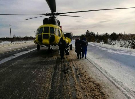 Вертолет с врачами приземлился на трассу, чтобы спасти пострадавших в ДТП в Югре // ВИДЕО