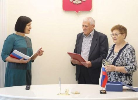 Пожилые супружеские пары Тюменской области получают выплаты к юбилею брака
