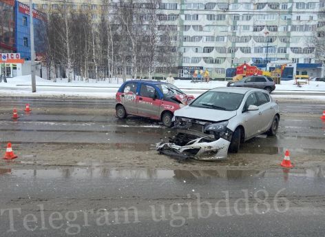 Opel и Daewoo столкнулись в Сургуте - пострадали ребенок и женщина