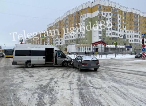 В Нижневартовске микроавтобус не поделил дорогу с легковушкой - пострадал мужчина