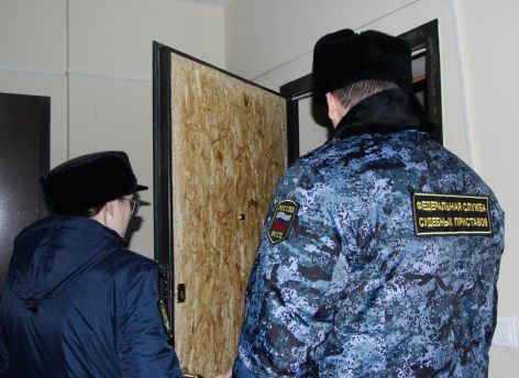 Более 80 мигрантов были отправлены обратно на родину судебными приставами Югры