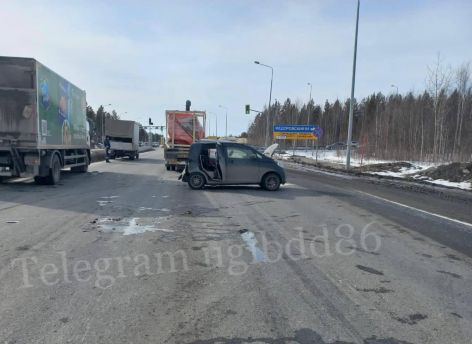 Четыре автомобиля пострадали в ДТП с грузовиком в Сургутском районе
