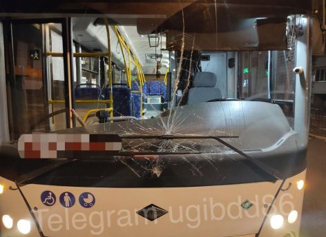 Тринадцатилетняя девочка в наушниках угодила под колеса автобуса в Югре