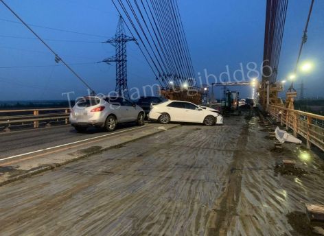 В Югре на мосту через Обь столкнулись три автомобиля, пострадали два человека