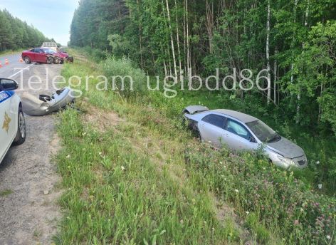 На югорской трассе Toyota врезалась во встречный Hyundai - пострадали два человека